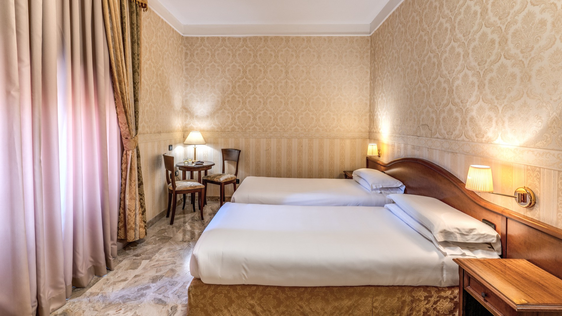 Triple  room in italy