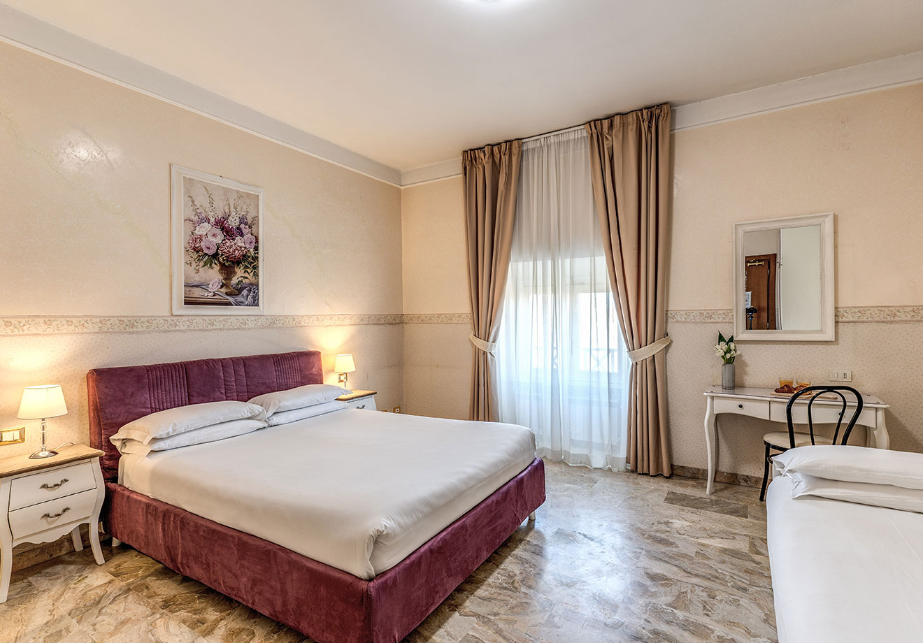 Triple  room in italy