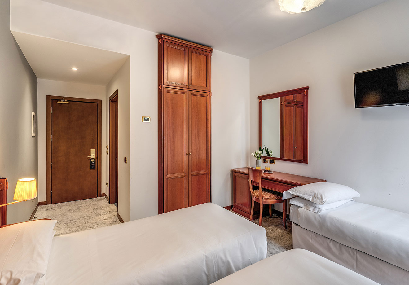 Triple  room in italy